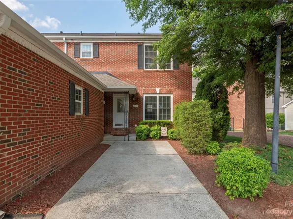 2404 Oak Hill Village Ln, Charlotte, NC 28217