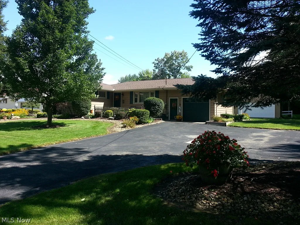 2280 Niles Cortland Rd NE photo 1