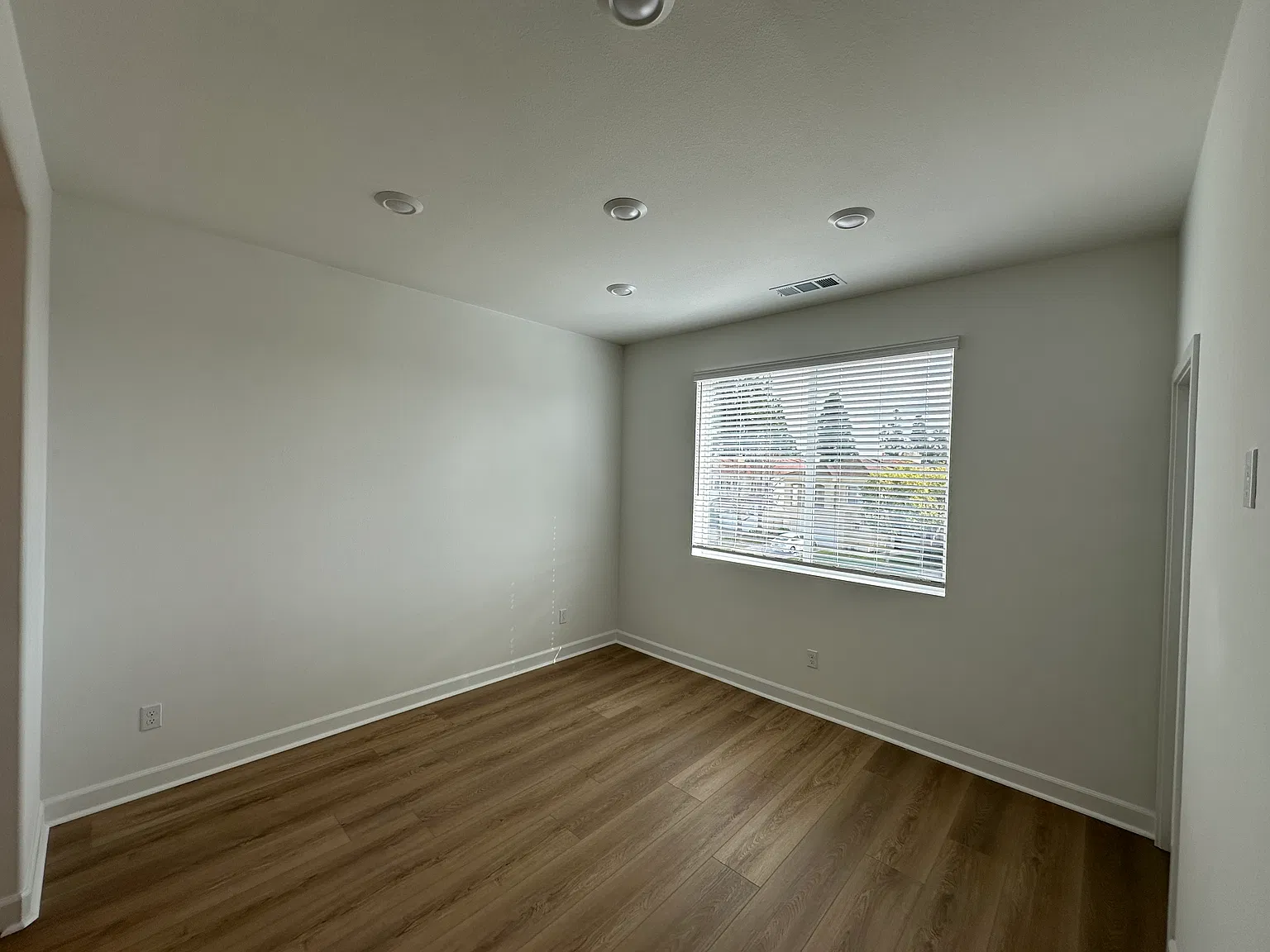 3 bed, 2.5 bath, 1507 sqft, $4,280 — Photo 4