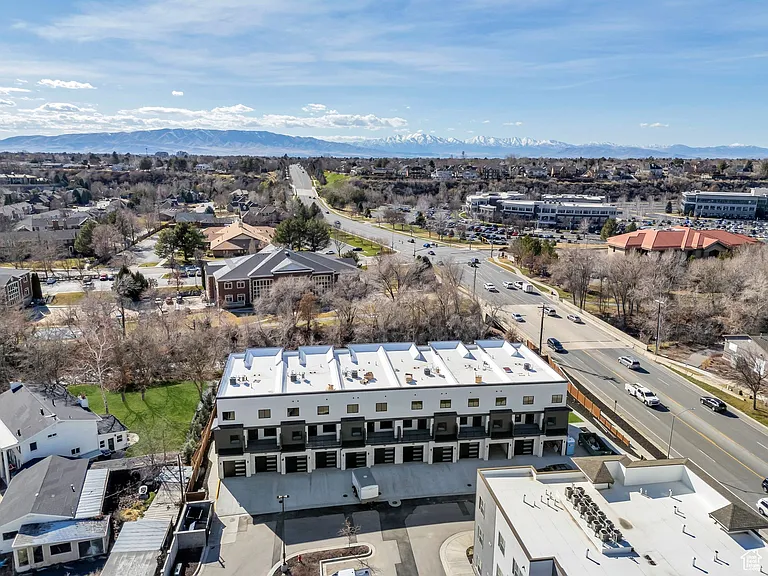 Jocelyn Court Townhomes — Photo 4