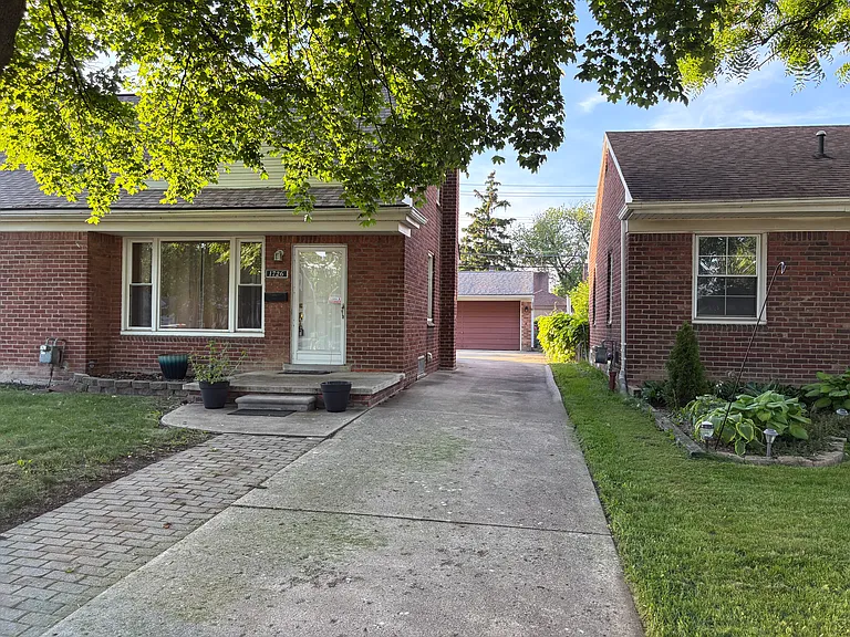1726 Moran Ave — Photo 2