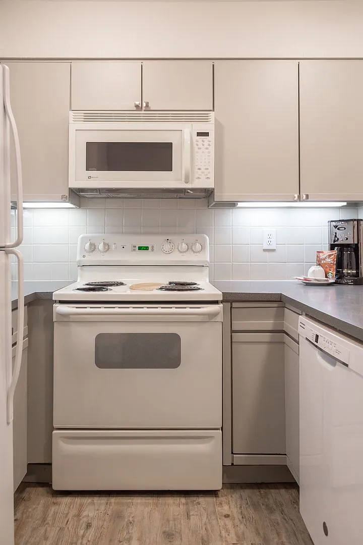 Furnished, SHort-Mid term, All Inclusive one Bedroom /one bathroom with den, view of Flatirons bl... — Photo 4