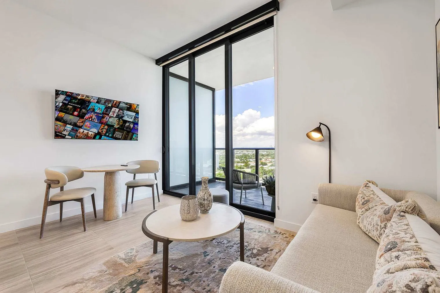 1 bed, 1.0 bath, 990 sqft, $3,730 — Photo 2