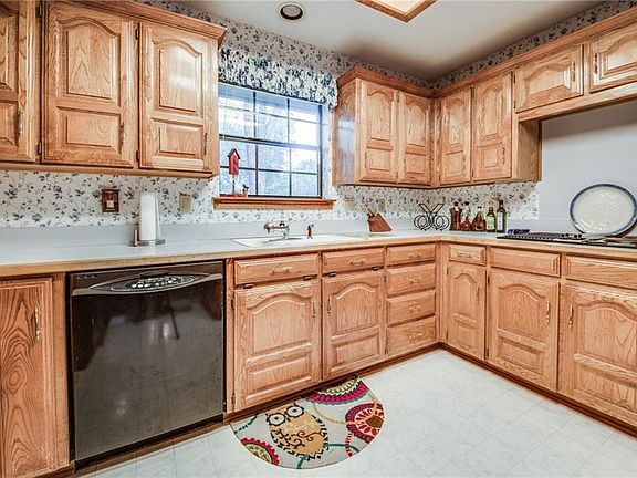 5th image of 3708 Dahlia Dr