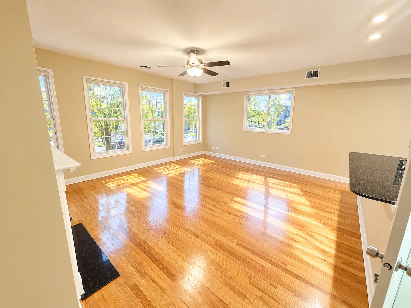2 bed, 2.0 bath, 1200 sqft, $2,600 — Photo 2