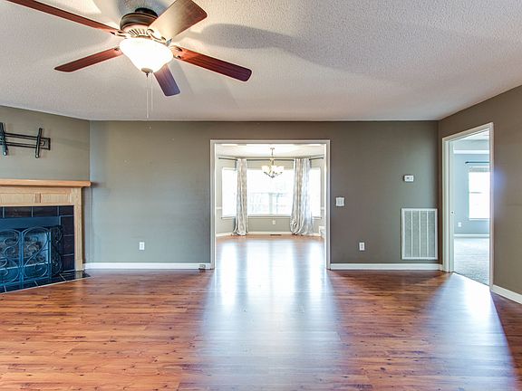 3rd image of 3417 Meadowhill Dr