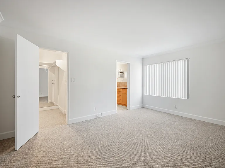 616 N Flores — Photo 19