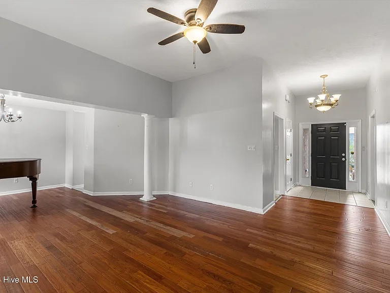 546 Jackson St — Photo 8