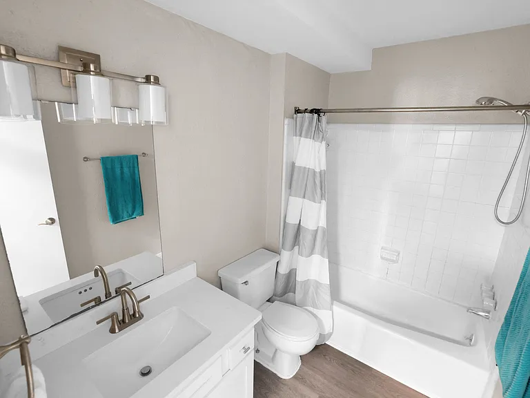 Huntington Apartments — Photo 15