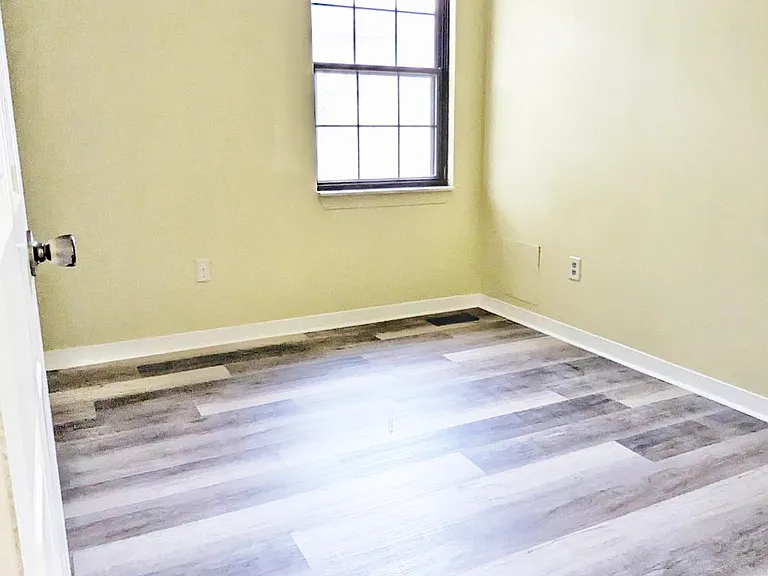 534 E Graham Pl — Photo 14