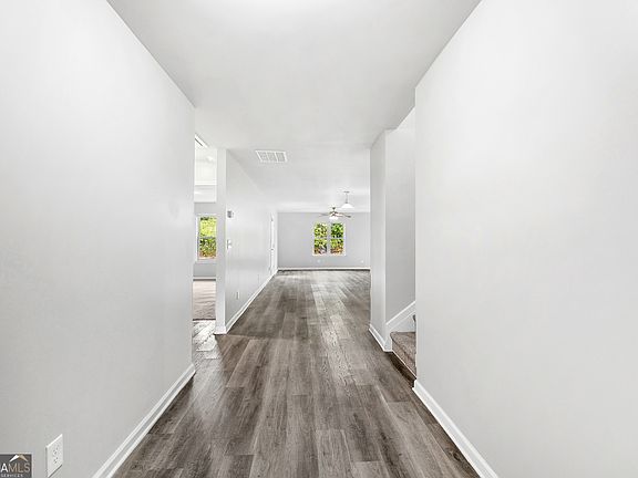 4th image of 123 W Lexington Ave
