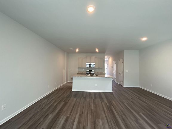 4th image of 109 Pin Oak Trl
