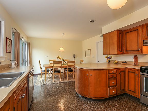 5th image of 409 E Witchwood Ln