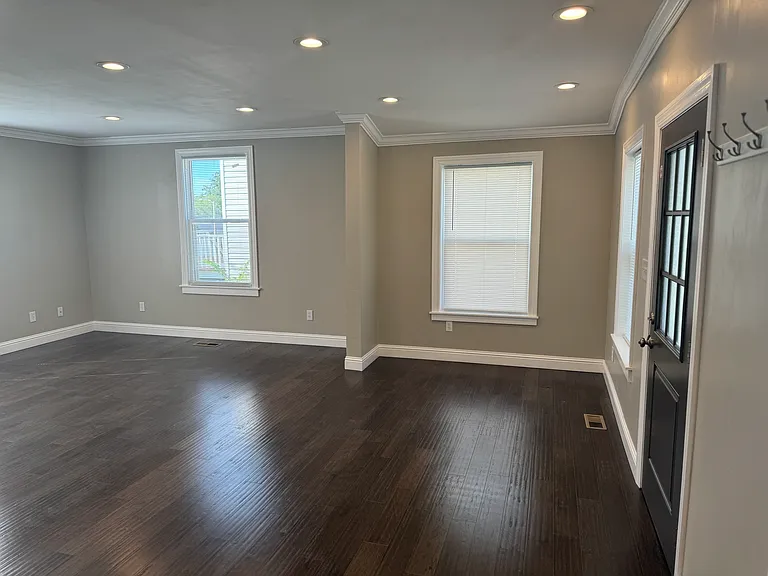 2527 Valley Ave — Photo 5