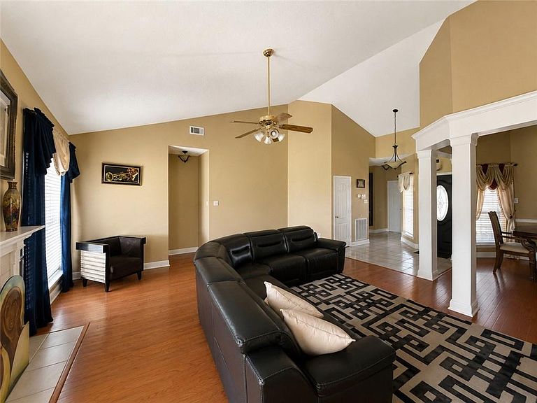 Listing photo 4