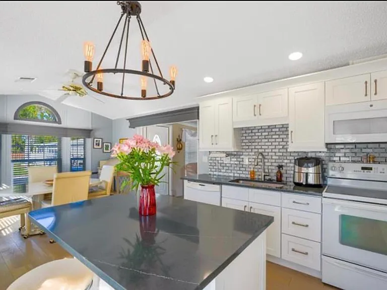 2048 Crystal Lake Dr — Photo 2