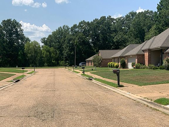 4th image of 122 Garrett Dr