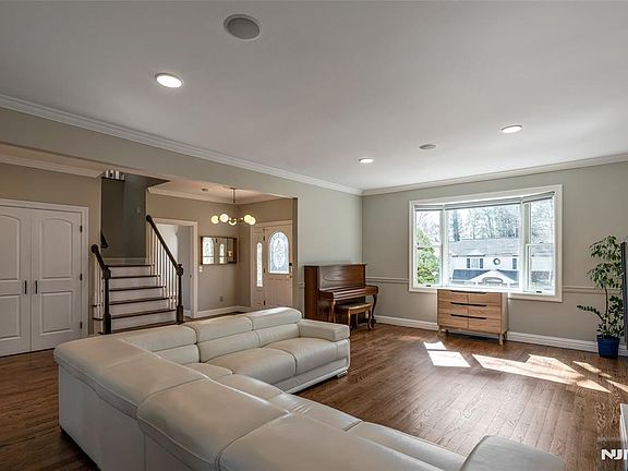 3rd image of 33 Country Club Rd