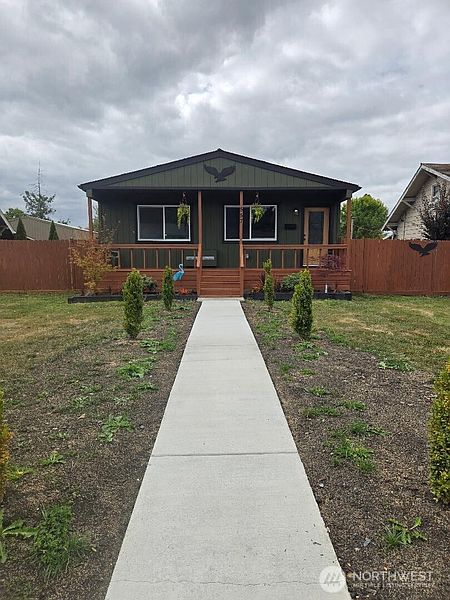 2nd image of 557 SW Pacific Avenue