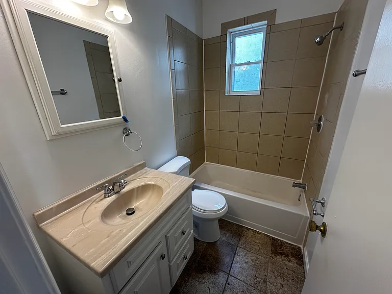306 E St NE — Photo 6