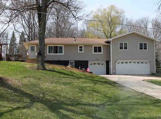 104 Maplewood Dr, Denver, IA 50622