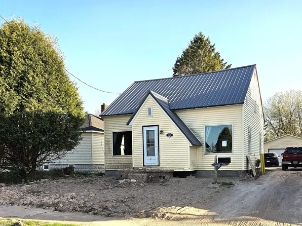 1098 Maple St, Sault Sainte Marie, MI 49783