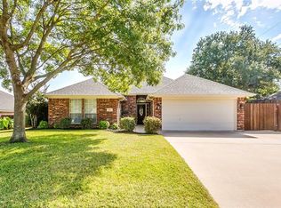 952 Springhill Dr, Burleson, TX 76028