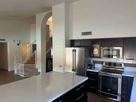 5th image of 3721 S Hawthorn Dr