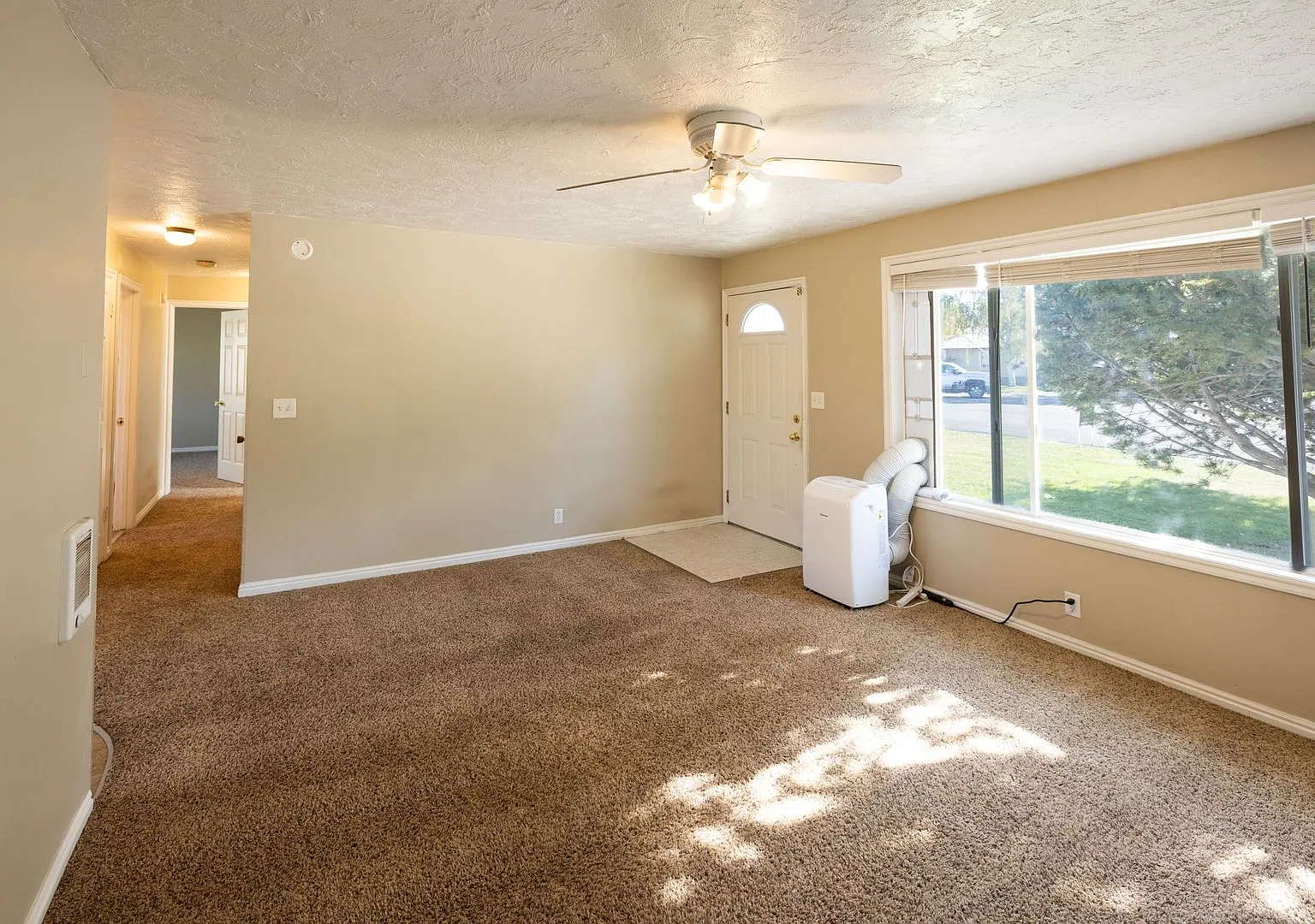 Darling Home In Sugar City - 3 Bed 1 Bath With A Garage — Photo 4