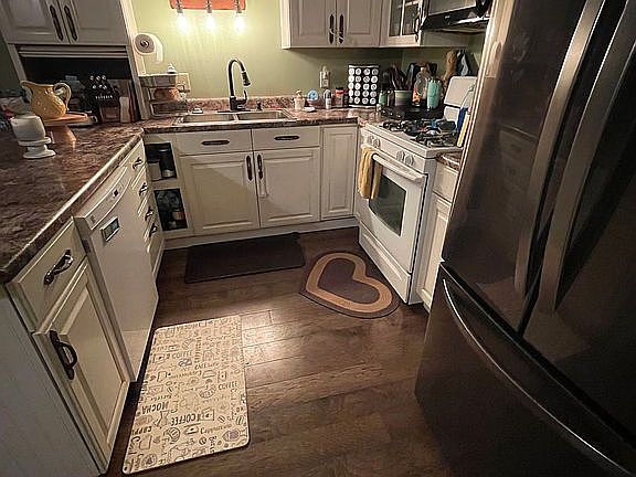 2nd image of 903 Lincoln St