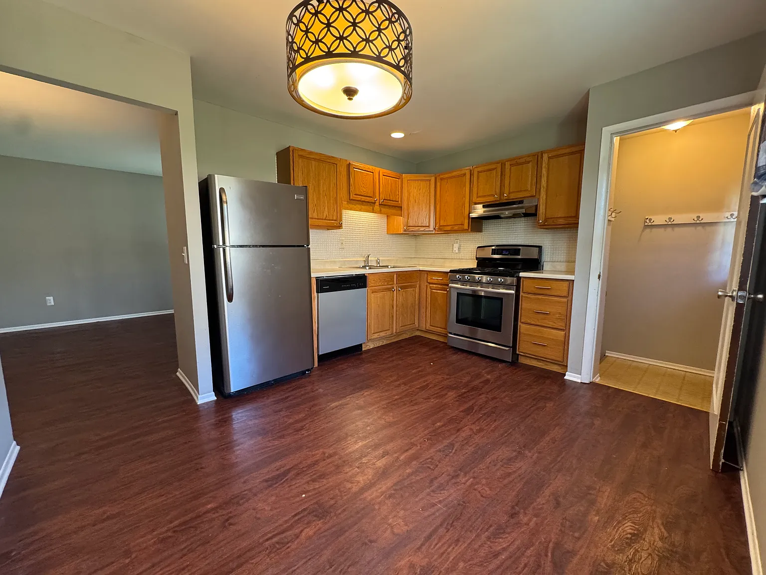 3 bed, 910 sqft, $1,575 — Photo 2