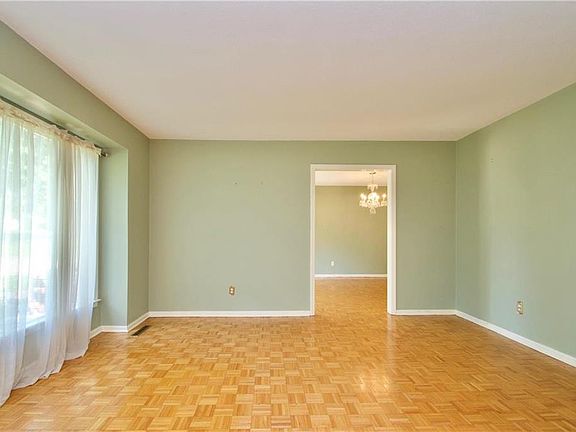 5th image of 28 W Bridlespur Dr