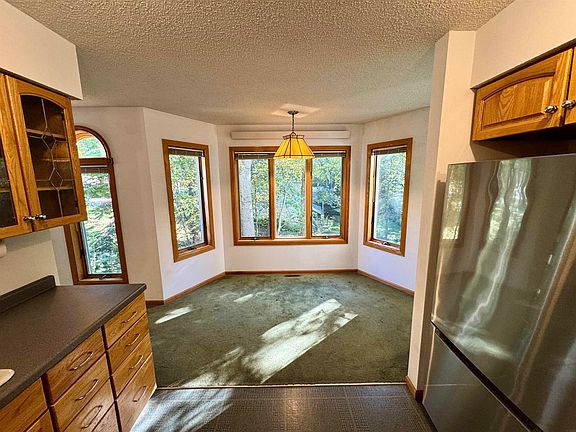 5th image of 903 Ridge Rd
