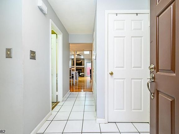 3rd image of 10 Bayberry Dr