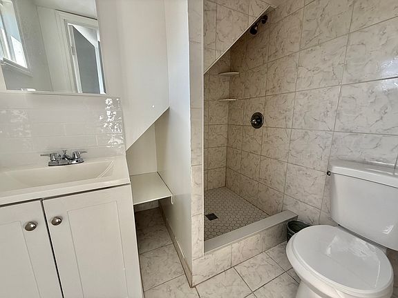 3rd image of 397 Clifton Ave Floor 3