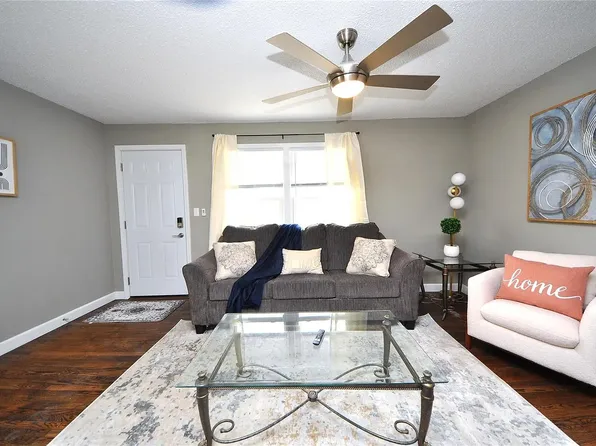 1034 Dardenne St, Saint Charles, MO 63301