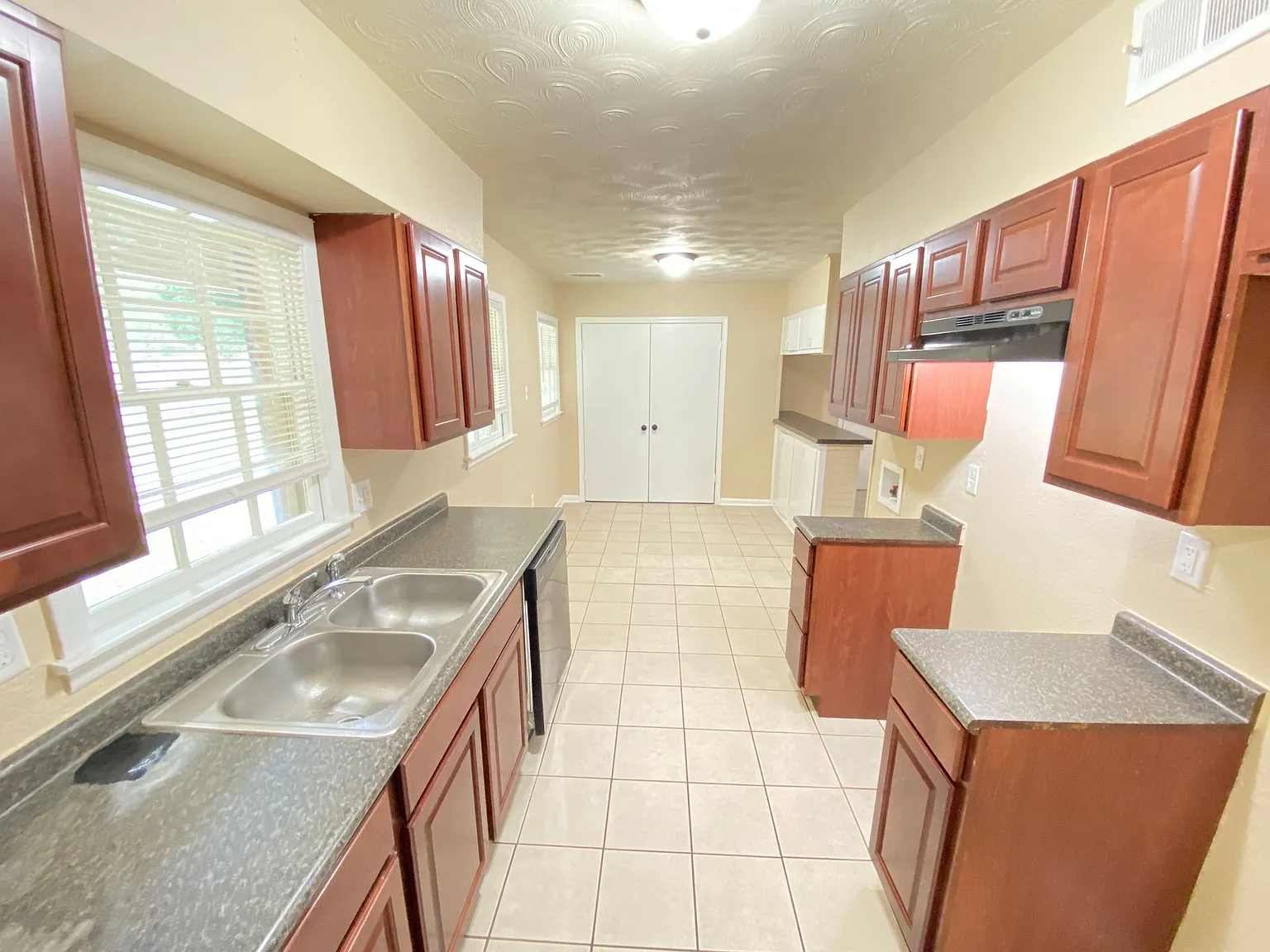 3216 Cromwell Ave — Photo 4