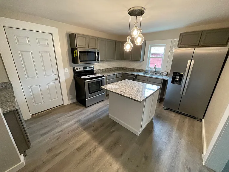3726 Cate Ave — Photo 2