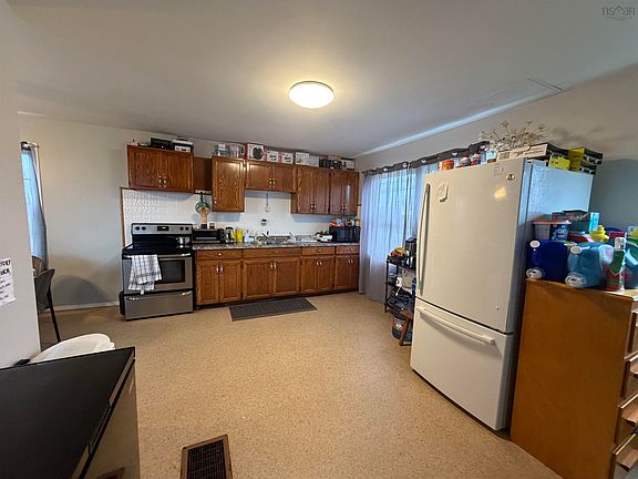 5th image of 2548 Main St