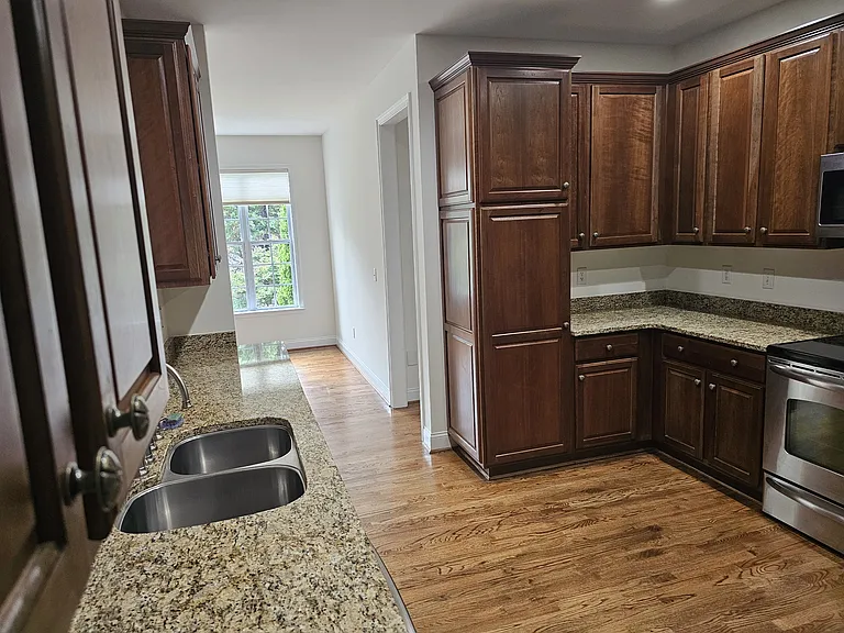 212 Medford Dr — Photo 9