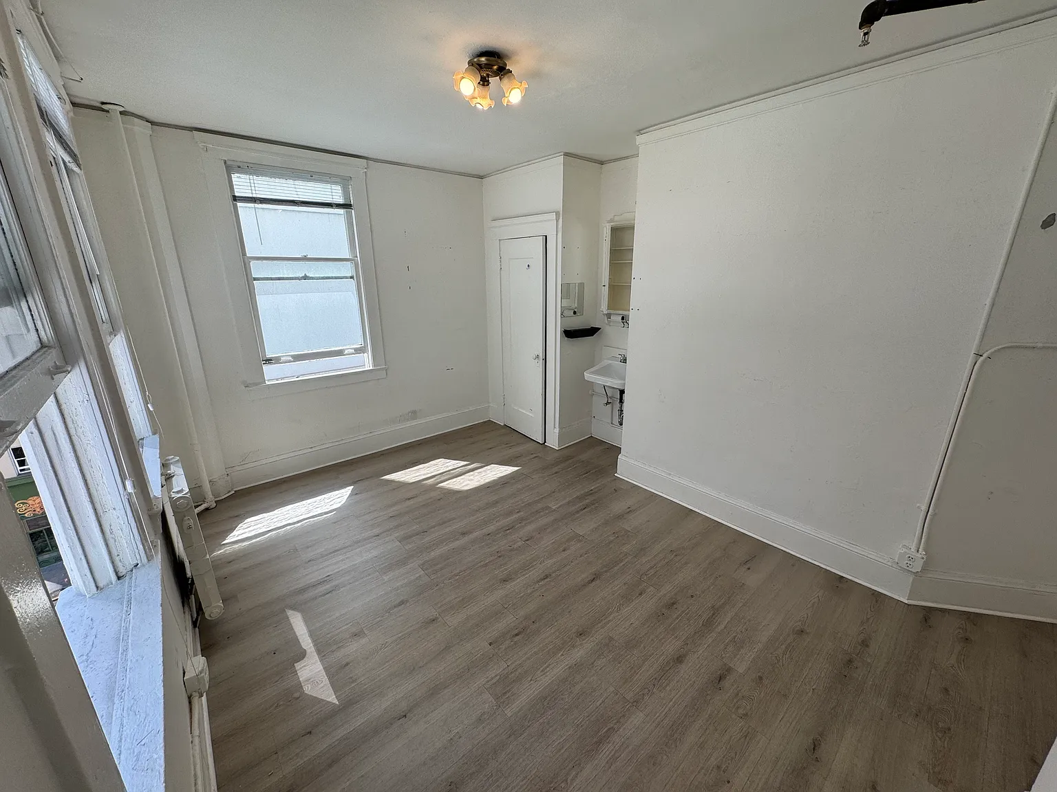 11 Belden Pl — Photo 2