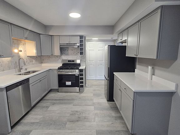 3rd image of 1688 Queensbury Cir