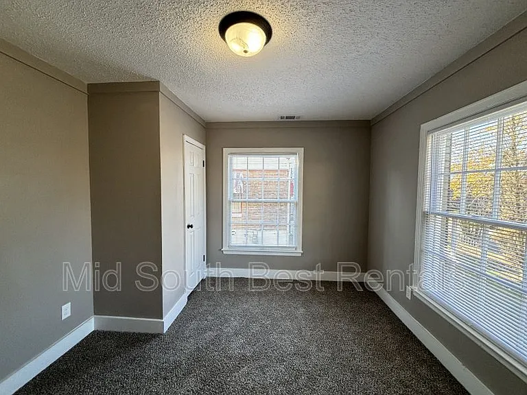 2505 S Ringo St — Photo 2
