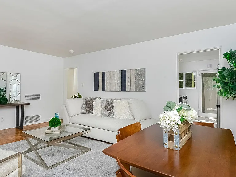 5262 Village Grn — Photo 1