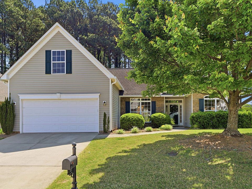 1st image of 10 Hanging Moss Ln