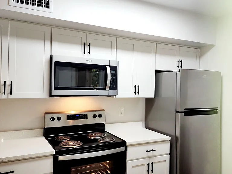 Broadway Proper Apartment ** One Month Free**W/D Included — Photo 6