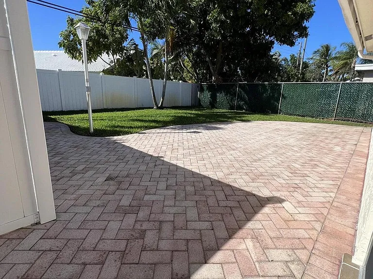 499 W Conference Dr — Photo 27