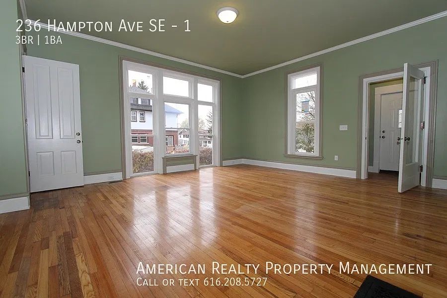 236 Hampton Ave SE — Photo 3