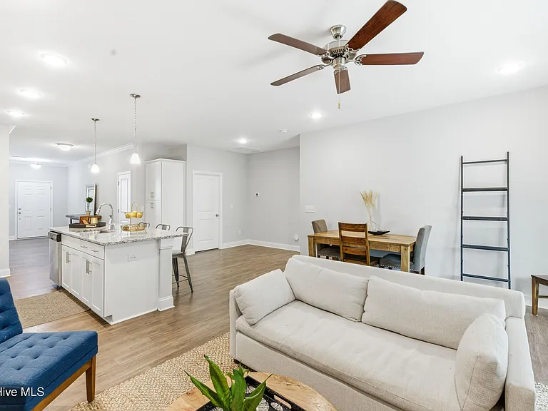 4406 Finch Ln — Photo 6
