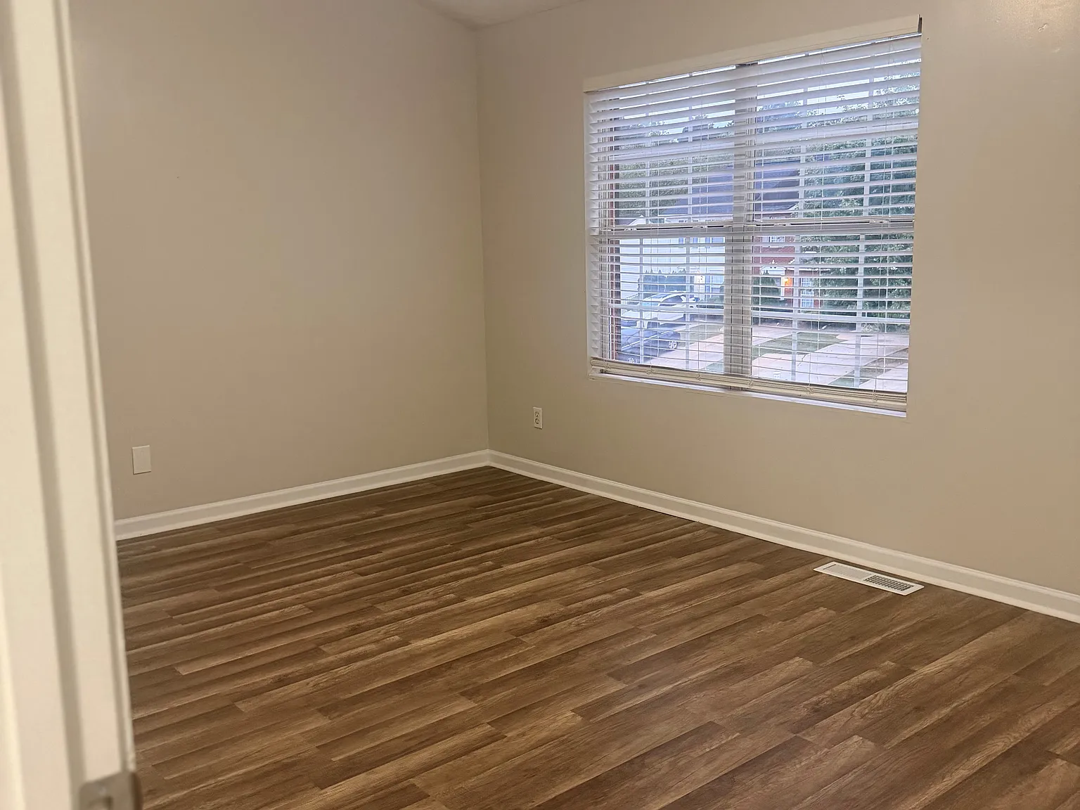 3 bed, 2.5 bath, 1422 sqft, $2,000 — Photo 2
